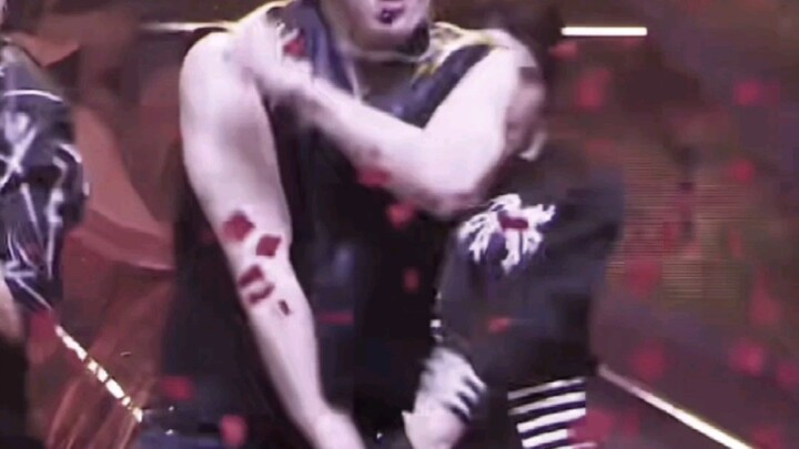 I really love the crazy, unpredictable camera work, I’m telling you! Even this petal is way too big—