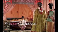 其他人的床都是小小的,只有安陵容的床是个大舞台