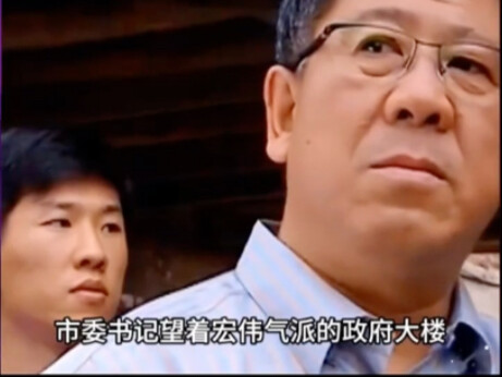 Bí thư Thành ủy nhìn tòa nhà chính quyền đồ sộ, tráng lệ đối lập rõ rệt với ngôi trường xuống cấp tồ