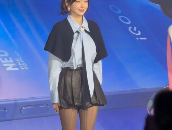 Cheng Xiao mengenakan stoking abu-abu saat menghadiri kegiatan kampus