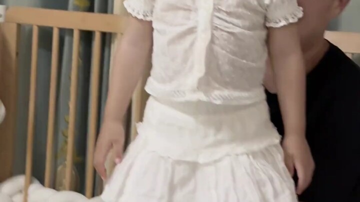 في هذه اللحظة، ازدادت قيمة “حبّة عين أبي” أكثر فأكثر؛ فرغم أن الأب متعب إلى حدّ الإرهاق، إلا أنه يرف