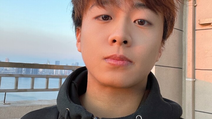 صوت شياو تشاو وهو يغني جميل فعلاً، أنقذوني!