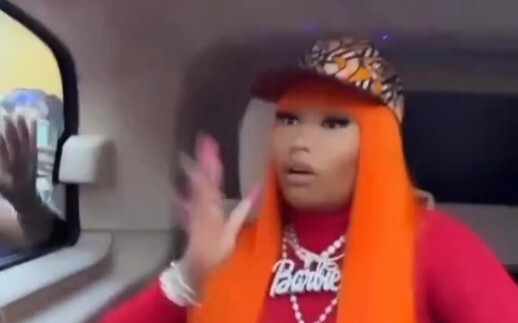 Cardi B datang ke London dan dikerumuni orang, hahaha, hanya bisa menghela napas di dalam mobil…