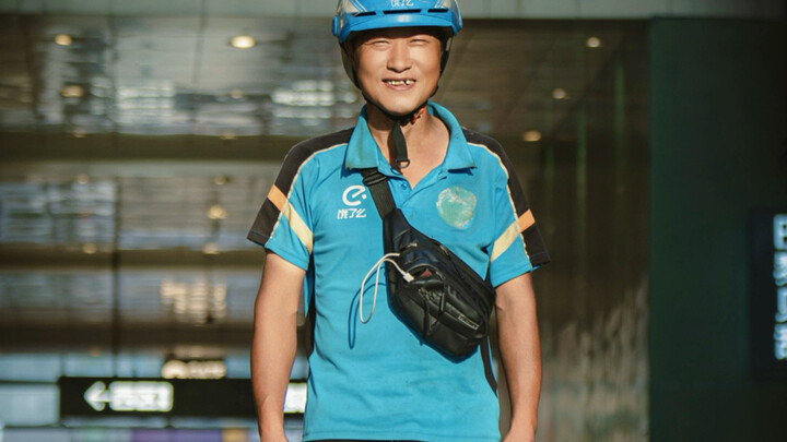 Photo Message in a Bottle: The Delivery Guy Who Gives Water to Strangers