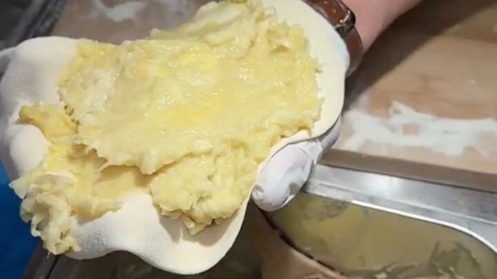 Heaps of toppings on this durian cheese pie at the night market—so fragrant it’ll blow you away!