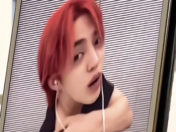 Che Li trying to show his tattoo to his fans… and an ill-timed low-cut neckline 🥲