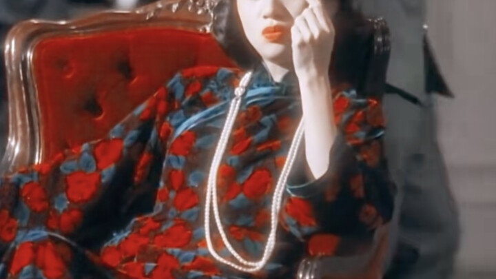 This must be the exact vibe that “someone named Mi” was aiming for—even bringing in a performance co