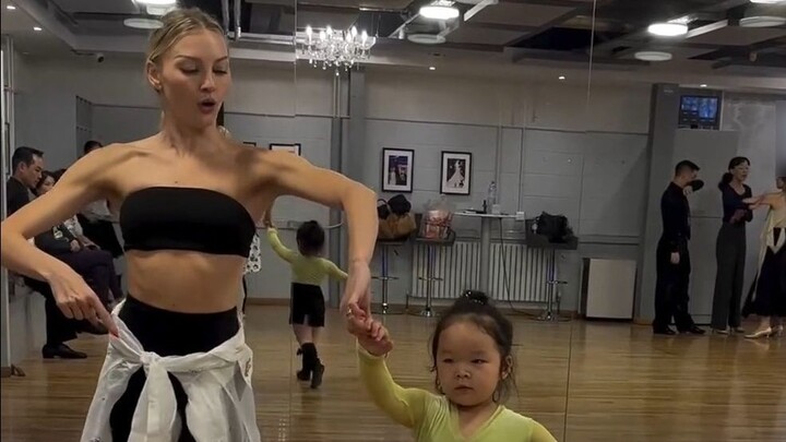 3-year-old cute baby's Rumba Walk overflows the screen with talent