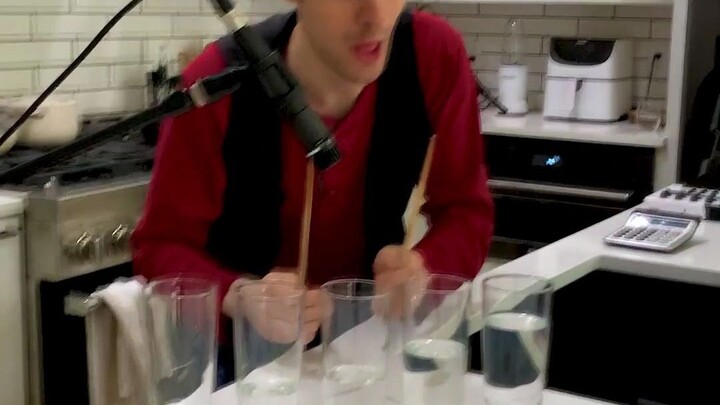 New Year's Song Guessing Game: Kurt Uses a Calculator to Confuse His Opponent