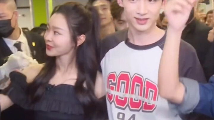 Help! Major relationship reveal—Bai Jingting just wraps his arm around Song Yi, not even pretending 