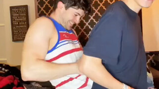 你俩搁这打台球呢？