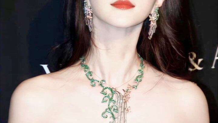 No matter how dazzling the jewelry is, all I see is her.