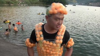 ท้าทายตัวเองด้วยการว่ายน้ำด้วยลูกปิงปอง 500 ลูกที่ผูกติดกับตัวคุณ ใช้งานได้ทันทีที่ลงน้ำ สนุกสุดๆ!