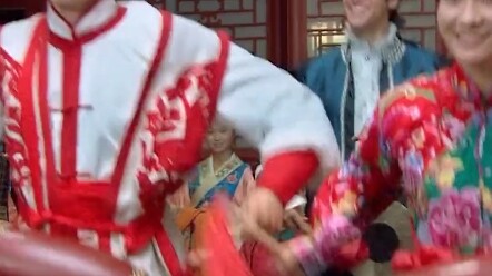 Dalam adegan menari Niu Yangge di “Xin Huan Zhu Ge Ge”, jejak kaki saya sampai bikin satu vila besar