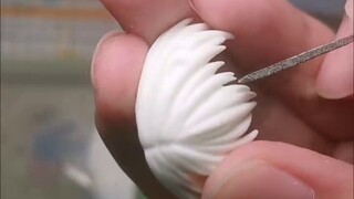 Một cư dân mạng đã gửi cho tôi một chiếc giũa hình con dao để kiểm tra đường nối tóc của người mẫu.