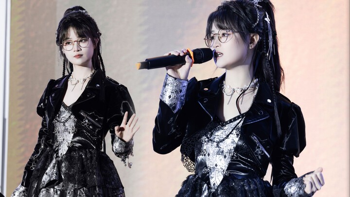 ครั้งนี้จะลองแต่งหน้าแนวสุดเท่สำหรับขึ้นเวที!