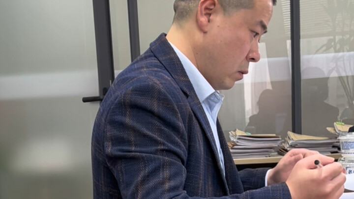 Two post-80s middle-aged guys have been living together for 18 years. Today, we finally went to sign