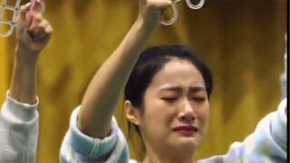 Para wanita yang memegang plakat di Olimpiade Musim Dingin: Kalian boleh menangis, tapi jangan berhe