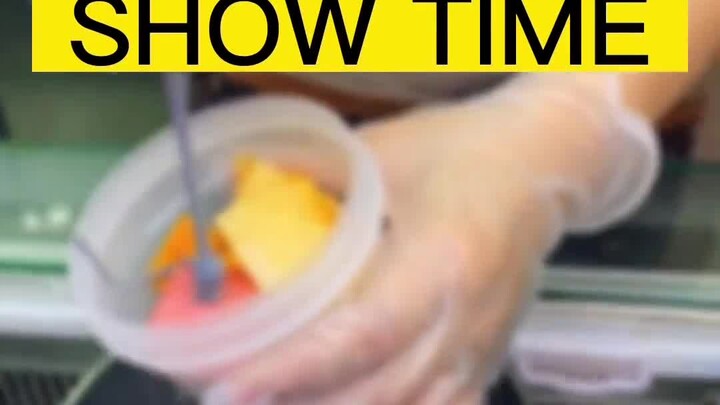 محل آخر يوزّن المنتج دون تقشيره: كم تزن علبة الزبادي حقًا؟ المطرقة الكبيرة ستكشف السر!