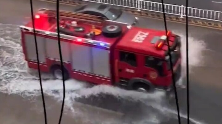 Cô gái trẻ vừa ngủ dậy thì gặp hỏa hoạn, thái độ lại điềm tĩnh đến khó tin; chỉ cần mở miệng nói vài