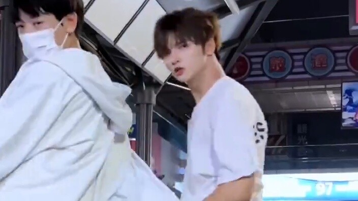พี่ชายฉันบอกว่าฉันเต้นน่ารักมาก