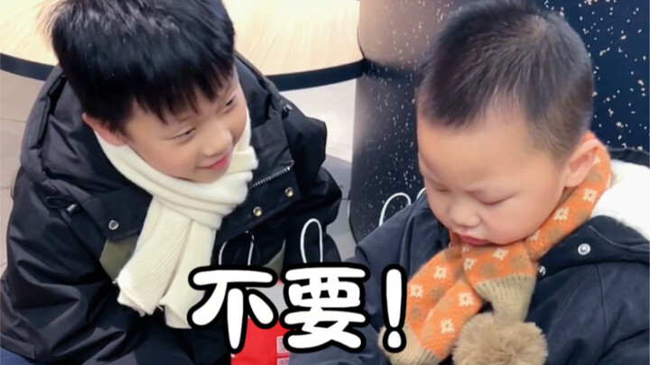 แม่: ฉันไม่ตามใจเขาหรอก พ่อ: ฉันก็โอ๋พี่ชายไม่ได้หรอก พี่ชาย: น้องคนนี้ไม่มีใครโอ๋ไม่ได้หรอก