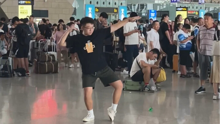 Nhà ga ồn ào chỉ khiến những người cô đơn càng thêm cô đơn.