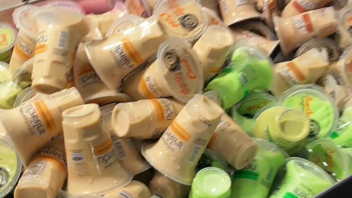 Thai Cuisine: Locals Enjoy Colorful Milk Tea Freedom at the Night Market