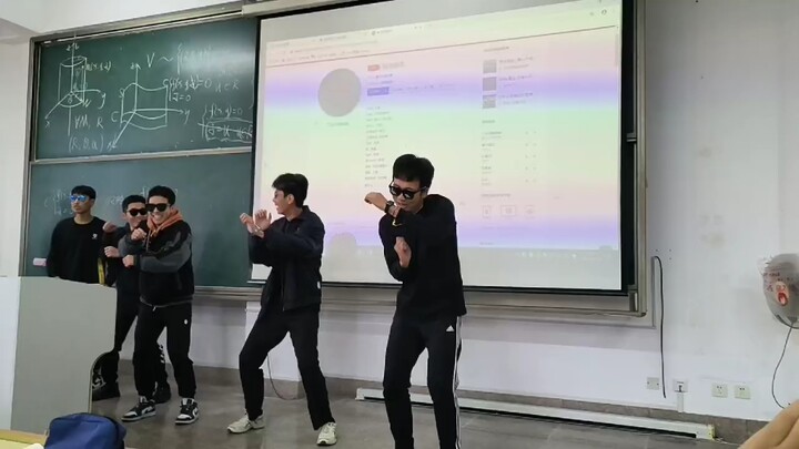 【山大男团出道】震惊！某985大学早八竟当众蹦迪！（别赞要脸）