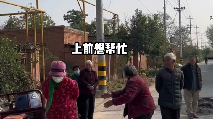 Judul dibuka: "Wanita tua yang jatuh setelah salto ke dalam"