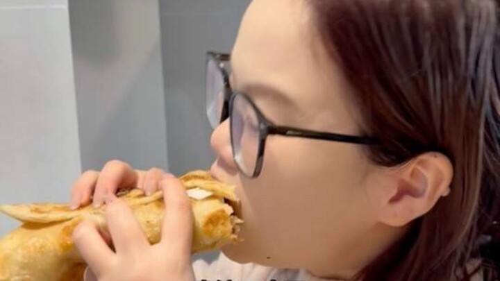 Chẳng lẽ cả bánh cuộn cũng bước vào thời đại quần yoga rồi sao?