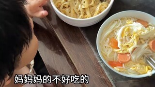 妈妈让儿子选吃谁煮的面，没想到儿子毫不犹豫地选择了爸爸的