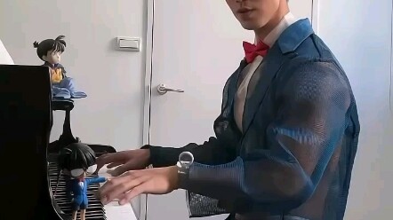 โคนันเล่นเปียโน