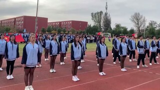 Tarian latin pada pertemuan olah raga itu langsung membuat penonton heboh, begitu eye catching