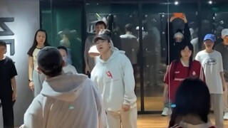 [Dasar-dasar Hip-hop] Saat kamu menari semakin mirip gurumu, itu sungguh keterlaluan, itu sama persi