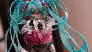 Unboxing of the Hatsune Miku co-branded figure by Mai Yoneyama