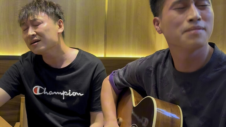 Sang kakak merasa lagu “Bian Ai” yang ia mainkan terlalu rendah nada dasarnya, langsung tampil di te