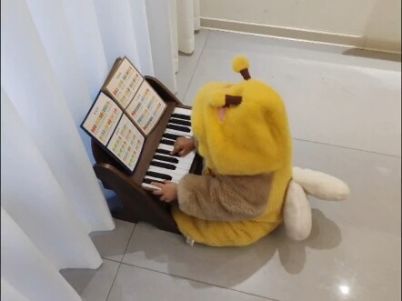 Pas Tahun Baru Imlek, bibi ngasih piano kecil yang pas banget sama Bao, lucu banget!