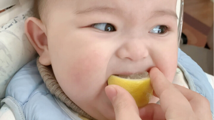 Anak manusia berusia 8 bulan makan lemon untuk pertama kalinya dalam hidupnya