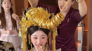 女儿结婚，妈妈给的是五斤，不是五金！
