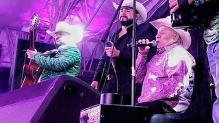 CATARINO LEOS - CHIQUILLA CARIÑOSA Y ANDO BUSCANDO UNA MORENA ( LOS RANCHERITOS DEL TOPOCHICO )