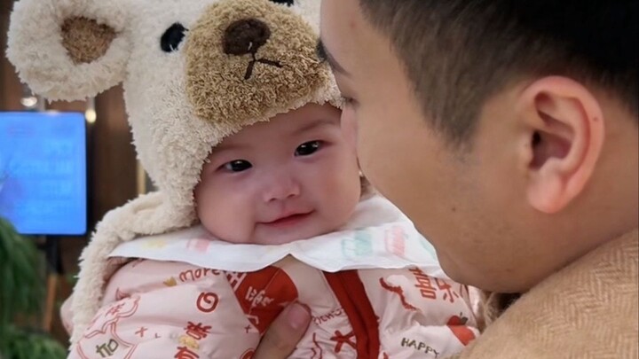 The girl goose raised by her dad is such a little sweetheart—she’s so good at acting cute! He says i