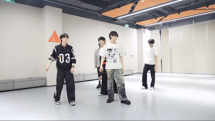 การเต้นประกอบงานกีฬาสี ที่แท้จริงแล้วได้มีการจัดซ้อมล่วงหน้าไว้แล้ว