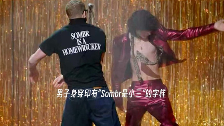 Sombr didorong dengan kasar hingga terjatuh dari panggung saat tampil di Brit Awards; seorang pria m