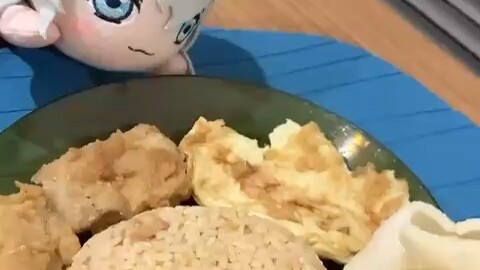 Alya Kujou makan Nasi Goreng