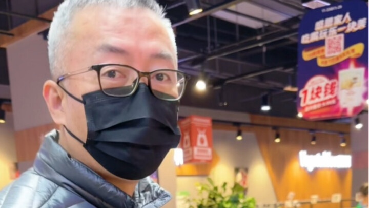 طبيب جراح يتسوق في السوبرماركت بهذه الطريقة لتجنب العدوى المتبادلة!