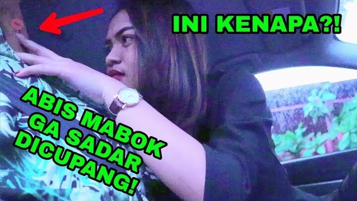 INI KENAPA?! KOK MERAH BEKAS BIBIR SIAPA??