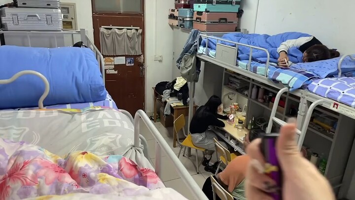 Mention the non-smoking roommate next to you "