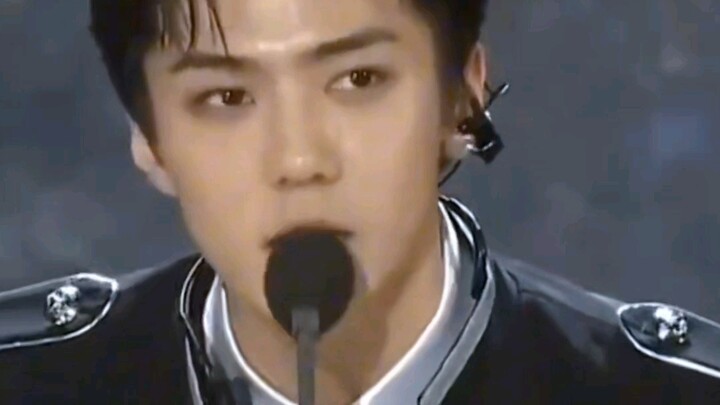【EXO】Chàng trai Chanyeol giả tạo: Xin chào, tôi yêu bạn, cảm ơn. Chàng trai Chanyeol thật sự: Mời xe
