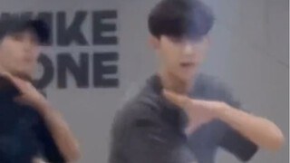 【章昊】Over Me未公开练习室 请接收来自练习生章昊的一份礼物（是准备M Countdown的时候拍的）